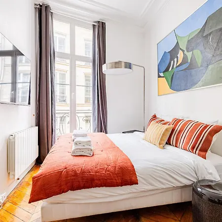 Luminous Oasis Steps From The Louvre *