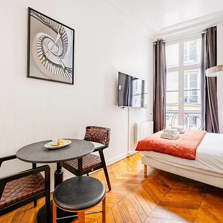 Luminous Oasis Steps From The Louvre *