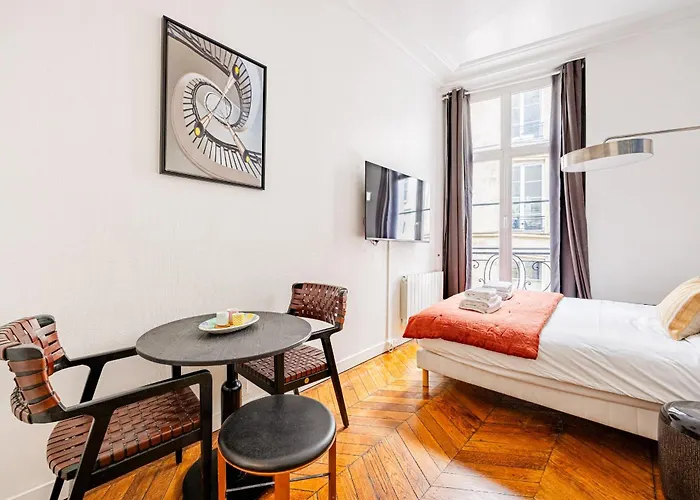 Luminous Oasis Steps From The Louvre *