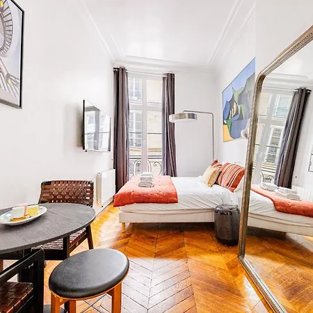 Luminous Oasis Steps From The Louvre París