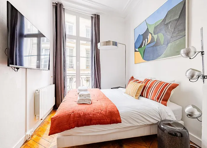 Luminous Oasis Steps From The Louvre *