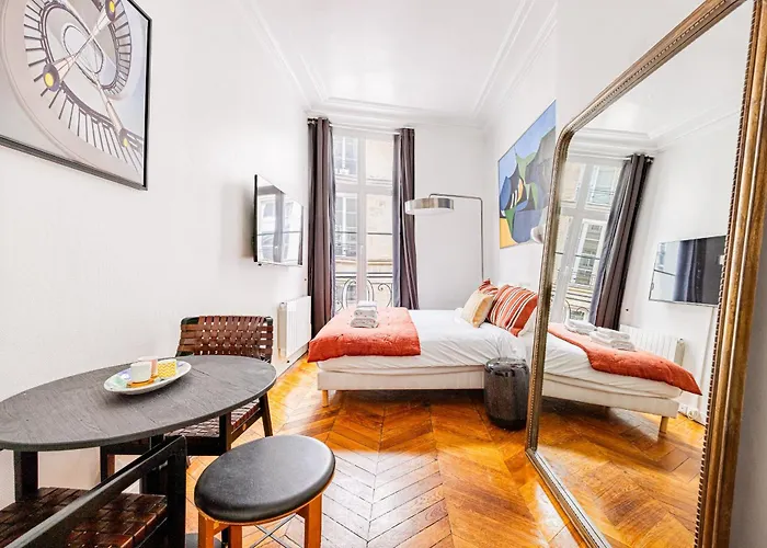 Luminous Oasis Steps From The Louvre Parijs